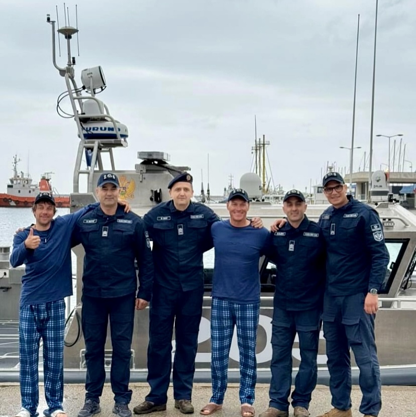 Mathieu Maynadier (first from the left), and Ivica Kostelic (fourth from the left), with the rescuers.