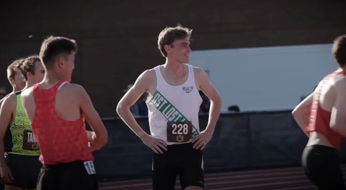 a runner in a bib